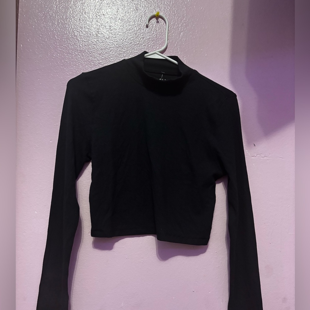 Black long sleeve crop top